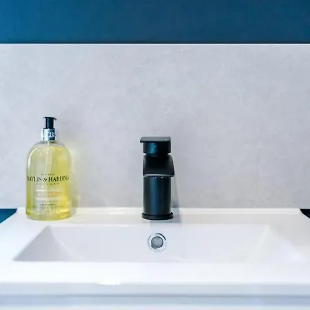 Salford Sanctuary 5 Bed House * Manchester