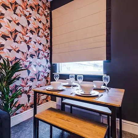 Salford Sanctuary 5 Bed House Holiday home *