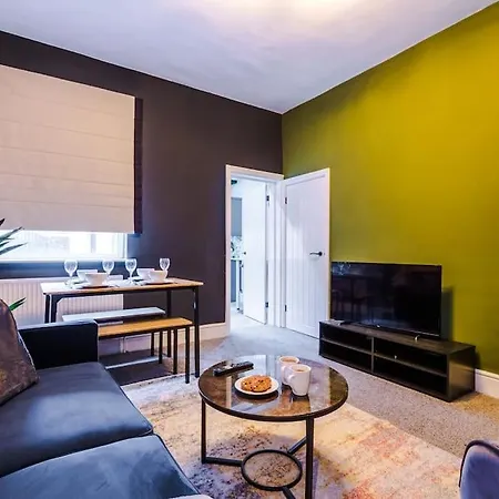 Salford Sanctuary 5 Bed House مانشستر