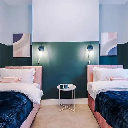 5 Bed Salford Sanctuary Retreat *