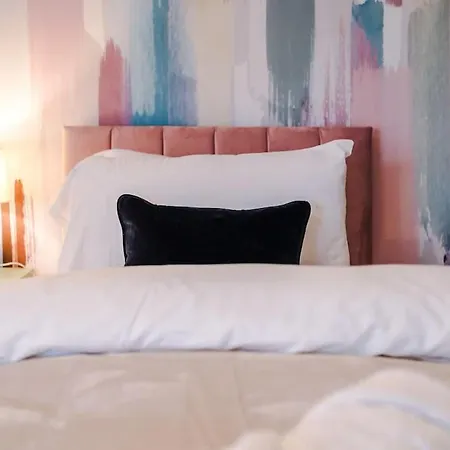 5 Bed Salford Sanctuary Retreat * Manchester