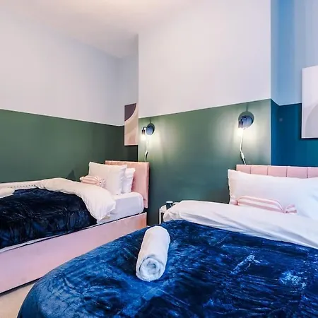 5 Bed Salford Sanctuary Retreat Ferienhaus