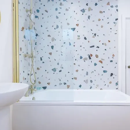 5 Bed Salford Sanctuary Retreat *