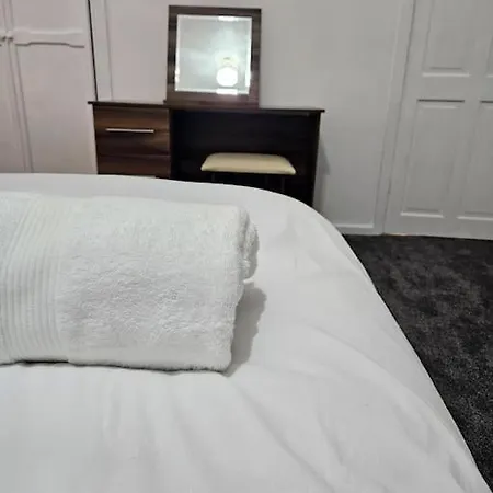 Lovely + Free Parking Holiday home