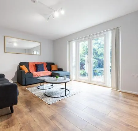 Stylish 4bed Home, Sleeps 7, Free Parking, Wi-fi, Balcony, Smart Tvs, Great Transport Links, Long Term Disc Apartment