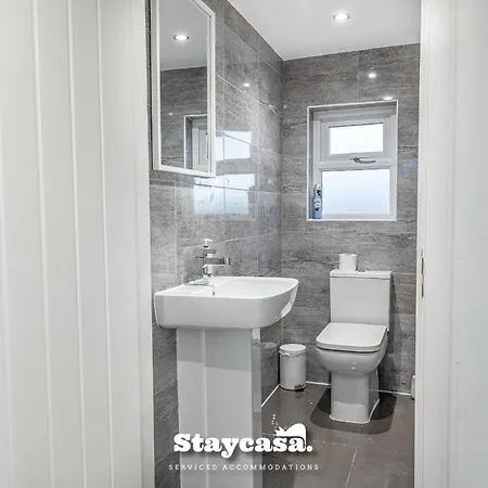 Urban Comfort 4-bed House - Free Wi-fi & Parking Prázdninový dům *