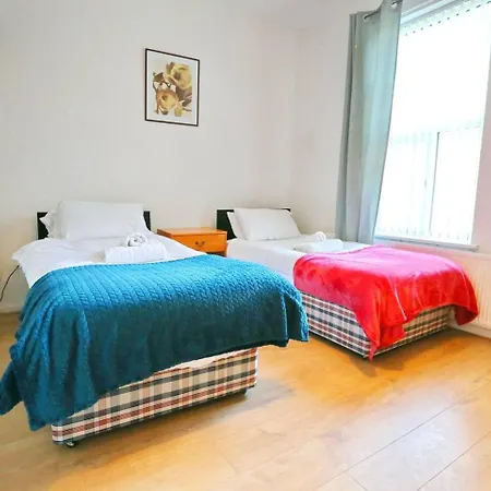 3x Parking Opposite Park Walk To Salford Uni Pass The Keys Manchester