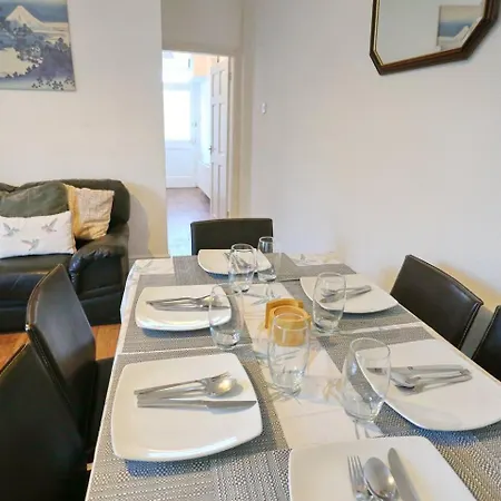 3x Parking Opposite Park Walk To Salford Uni Pass The Keys Holiday home *