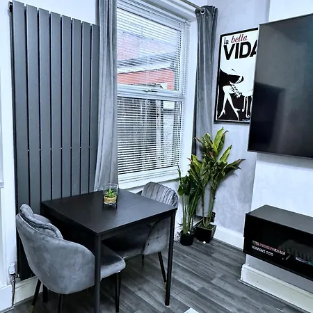 Large 4 Bedroom Townhouse With Free Parking Near Mcr Center * Манчестер