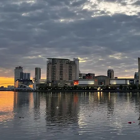 Prime Location: One Bed In Old Trafford Apartment *