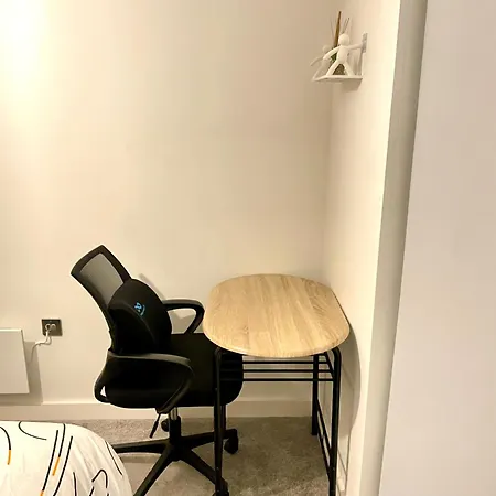 Apartment Relaxing 1-bed Flat In Salford With Street Parking *