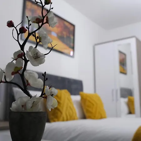 3-bedroom Semi Near Etihad Football Stadium, Tourist Attractions, Centre And Transport Links - Sky N Netflix Holiday home