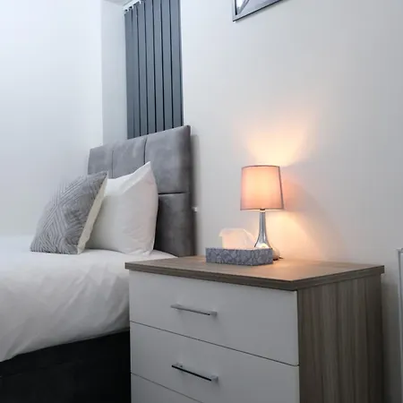 Modernized Three Bedroom House Near Stadium, Attractions, Centre - Sky N Netflix - Convenient Transport Nyaraló *