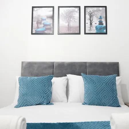 Modernized Three Bedroom House Near Stadium, Attractions, Centre - Sky N Netflix - Convenient Transport Semesterbostad Manchester