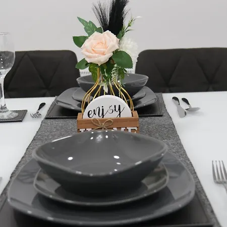 Modernized Three Bedroom House Near Stadium, Attractions, Centre - Sky N Netflix - Convenient Transport