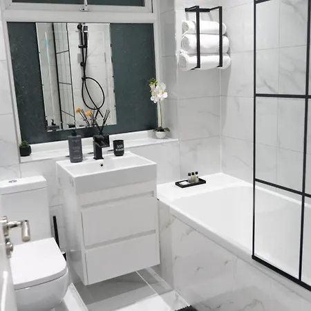 Modernized Three Bedroom House Near Stadium, Attractions, Centre - Sky N Netflix - Convenient Transport Nyaraló