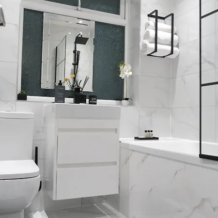 Semesterbostad Modernized Three Bedroom House Near Stadium, Attractions, Centre - Sky N Netflix - Convenient Transport *