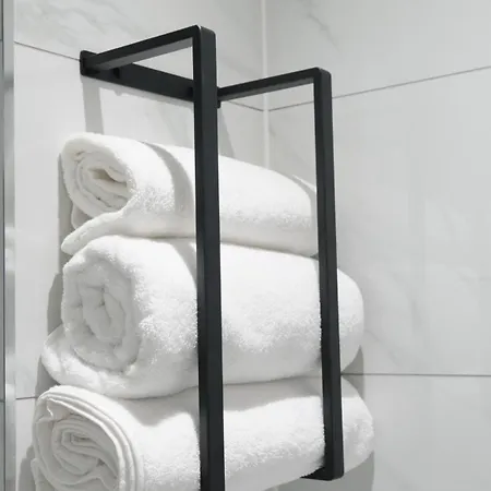 Modernized Three Bedroom House Near Stadium, Attractions, Centre - Sky N Netflix - Convenient Transport *