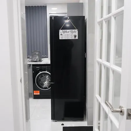 Modernized Three Bedroom House Near Stadium, Attractions, Centre - Sky N Netflix - Convenient Transport Semesterbostad Manchester