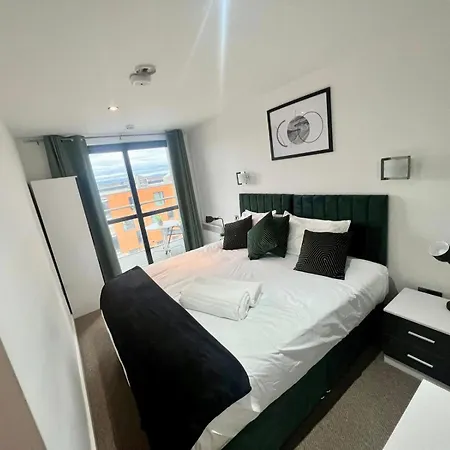 Stunning Duplex Apartment, Free Parking For 2, Wi-fi, Location, Long Term Disc * Manchester
