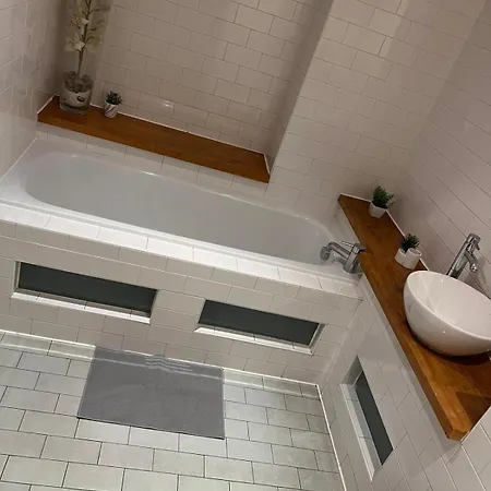 Stunning Duplex Apartment, Free Parking For 2, Wi-fi, Location, Long Term Disc * Manchester