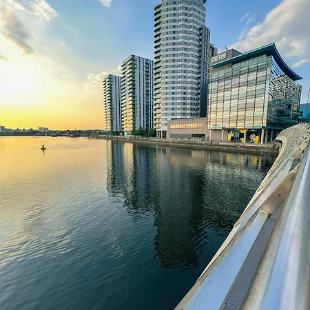 Mcr 1br Getaway With Rooftop Access & Prime Location アパート *