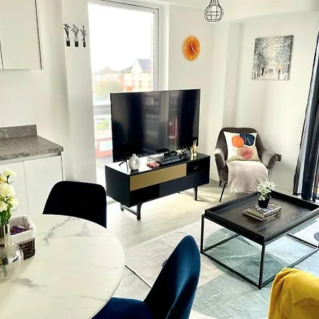 Relaxing 1-bed Flat In Salford With Street Parking شقة