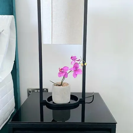 Mcr 1br Getaway With Rooftop Access & Prime Location *