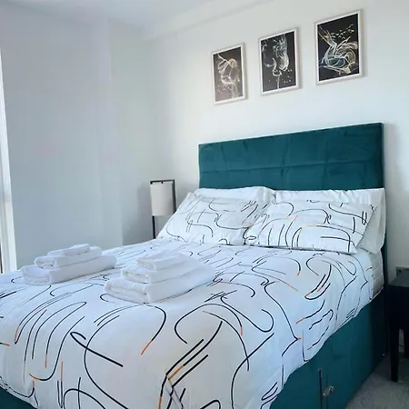 Apartment Relaxing 1-bed Flat In Salford With Street Parking *