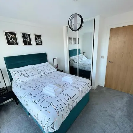 Relaxing 1-bed Flat In Salford With Street Parking *