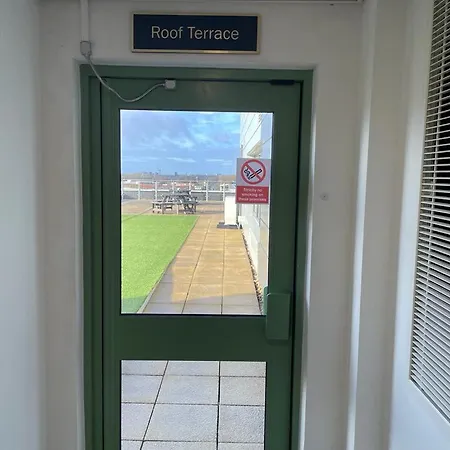 Mcr 1br Getaway With Rooftop Access & Prime Location マンチェスター