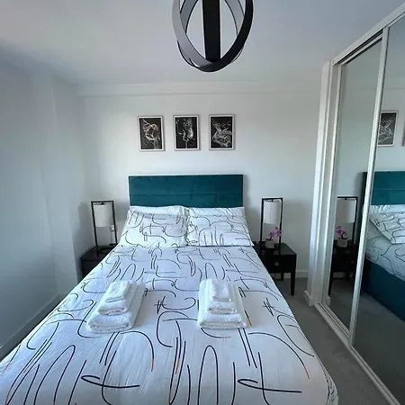 Relaxing 1-bed Flat In Salford With Street Parking