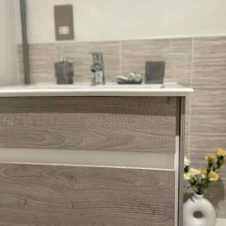 Mcr 1br Getaway With Rooftop Access & Prime Location *