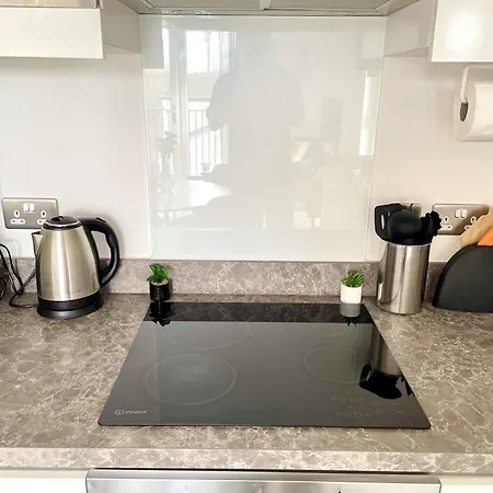 Apartment Relaxing 1-bed Flat In Salford With Street Parking *