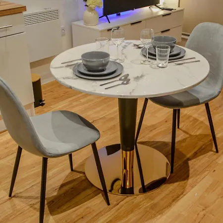 1 Bedroom Flat In Apartment