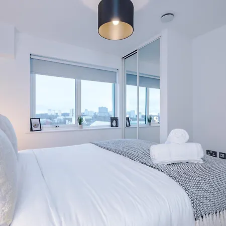 Mcr Luxury 2 Bedroom Great Location