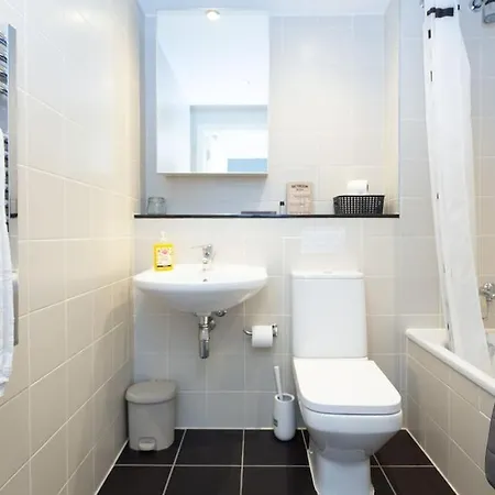 Apartment Stunning Media 2bed, Balcony With Amazing Views, Free Wi-fi, Great Transport Links, Long Term Disc