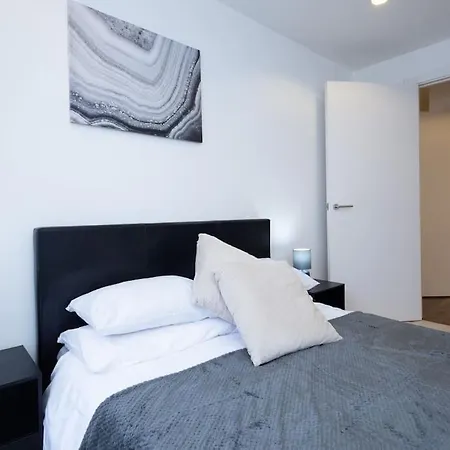 Stunning Media 2bed, Balcony With Amazing Views, Free Wi-fi, Great Transport Links, Long Term Disc Apartment *
