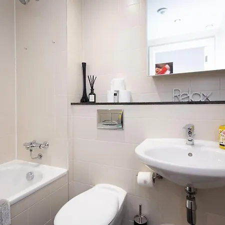 Media Apartment, Sleeps 6, Balcony With Amazing Views, Free Wi-fi, Great Transport Links Manchester