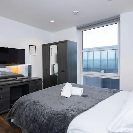 Media Apartment, Sleeps 6, Balcony With Amazing Views, Free Wi-fi, Great Transport Links Manchester