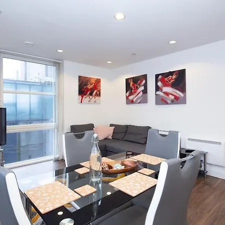Media Apartment, Sleeps 6, Balcony With Amazing Views, Free Wi-fi, Great Transport Links Apartment *