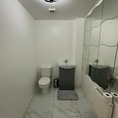 Spacious & Lovely 4 Bedroom In *