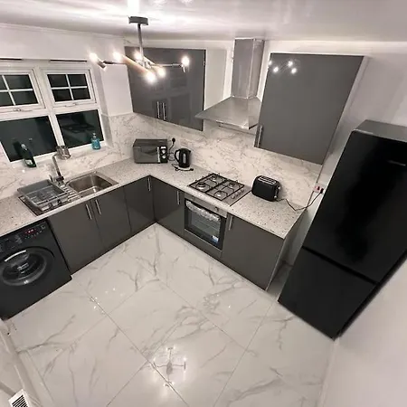 Spacious & Lovely 4 Bedroom In マンチェスター