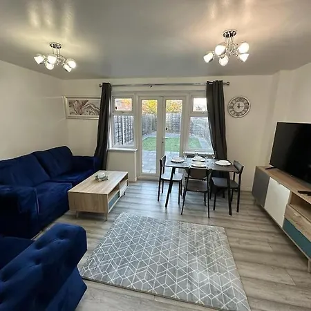 Spacious & Lovely 4 Bedroom In マンチェスター