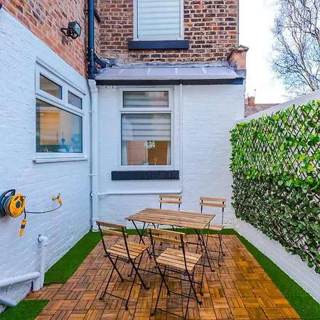 4 Bed Victorian Home, 15 Mins To Centre, Free Parking Holiday home