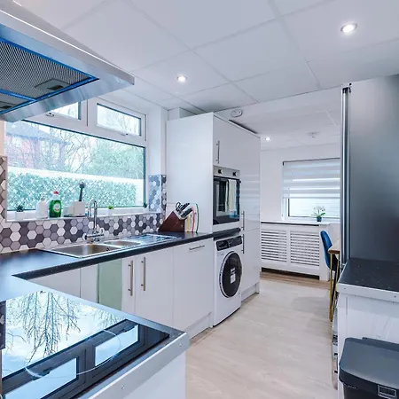 Holiday home 4 Bed Victorian Home, 15 Mins To Centre, Free Parking Manchester