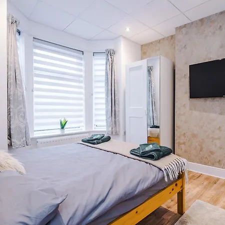 4 Bed Victorian Home, 15 Mins To Centre, Free Parking * Manchester