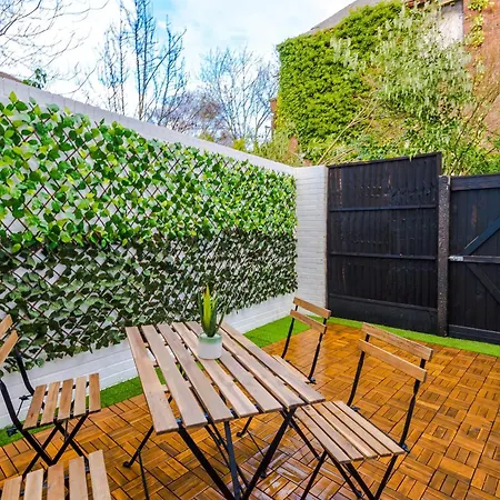 4 Bed Victorian Home, 15 Mins To Centre, Free Parking Holiday home *
