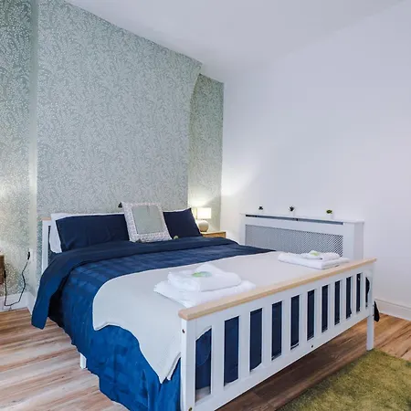 Holiday home 4 Bed Victorian Home, 15 Mins To Centre, Free Parking