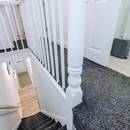 4 Bed Victorian Home, 15 Mins To Centre, Free Parking * Manchester